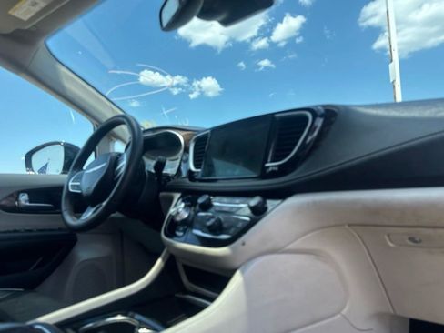 Used 2023 Chrysler Pacifica Limited FWD image 28