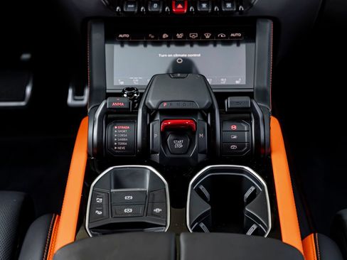 Used 2025 Lamborghini Urus SE AWD/4WD image 23