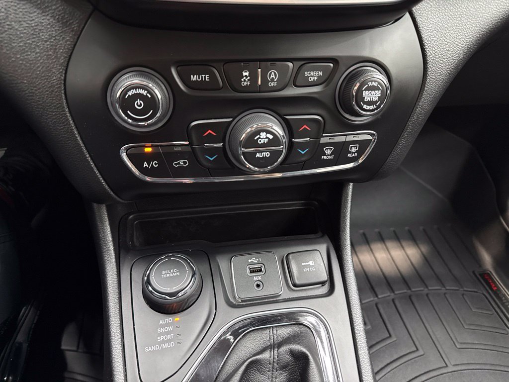 Used 2019 Jeep Cherokee Limited AWD/4WD image 27