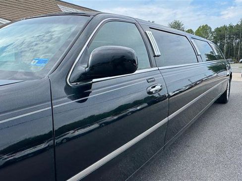 Used 2008 Lincoln Town Car Executive RWD image 16