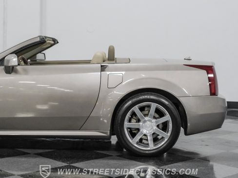 Used 2005 Cadillac XLR image 22