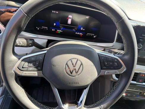 Used 2025 Volkswagen Taos SE AWD/4WD image 15