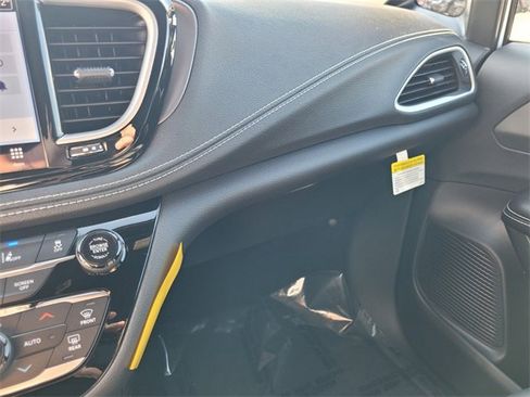 New 2026 Chrysler Pacifica Select image 26