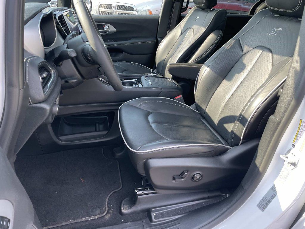 Used 2025 Chrysler Pacifica Limited FWD image 37