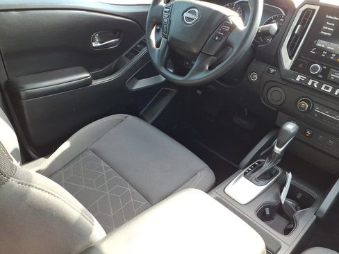 Used 2025 Nissan Frontier SV RWD image 9