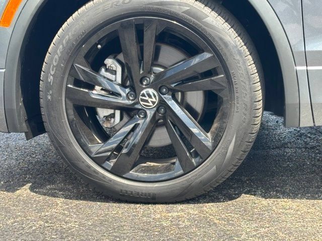Used 2023 Volkswagen Tiguan SE R-Line AWD/4WD image 6