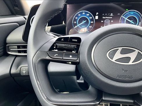 Certified 2025 Hyundai Elantra SEL image 18