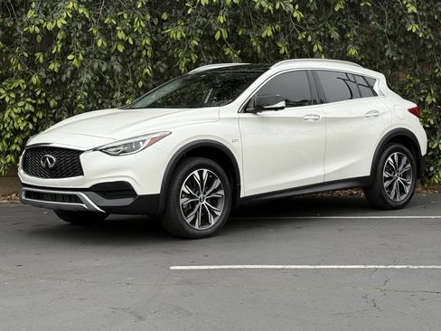 Used 2019 INFINITI QX30 Premium w/ Navigation Package image 3