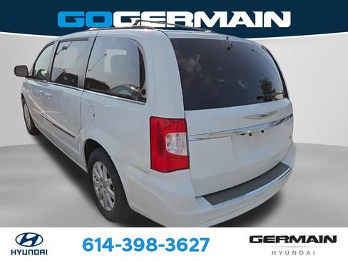 Used 2014 Chrysler Town & Country Touring FWD image 7