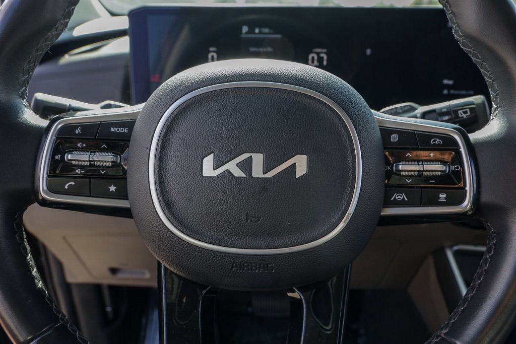 Used 2025 Kia Carnival FWD image 29