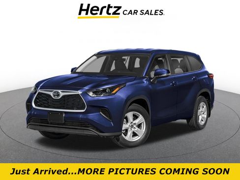 Used 2025 Toyota Highlander LE FWD image 1
