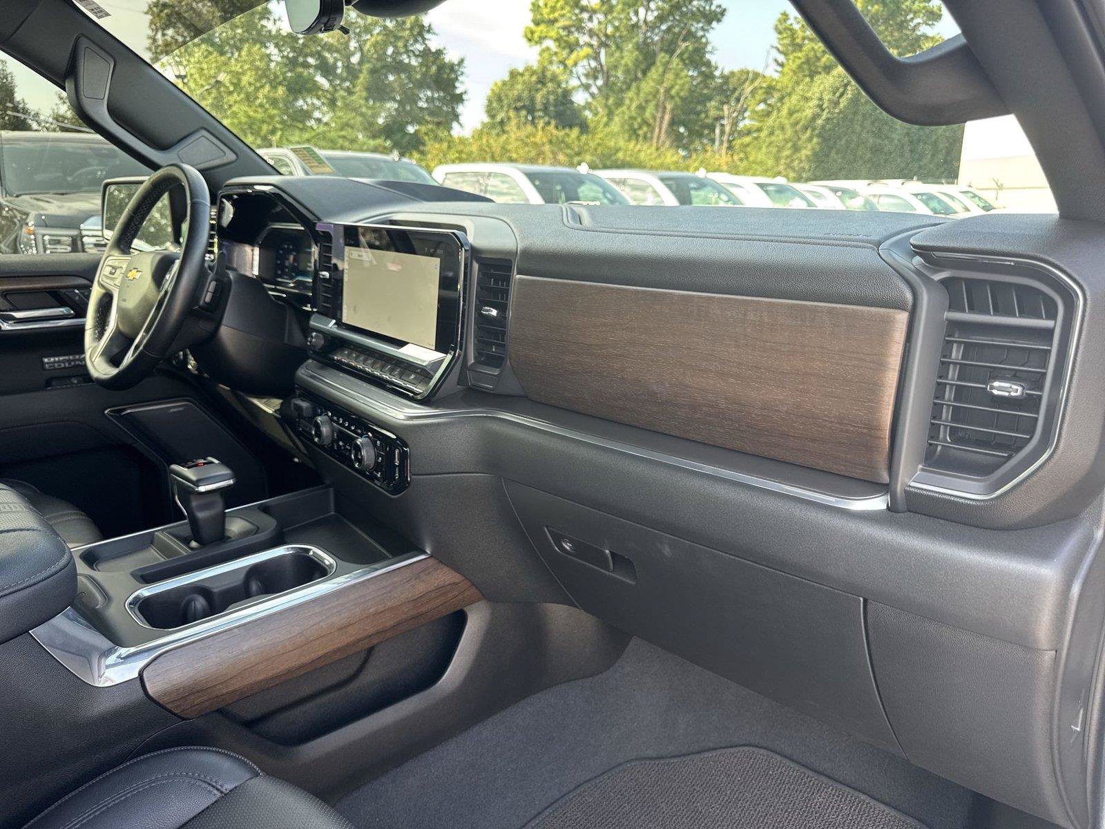 Used 2023 Chevrolet Silverado 1500 High Country w/ Technology Package AWD/4WD image 29