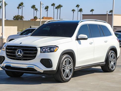 Used 2025 Mercedes-Benz GLS 450 4MATIC image 3
