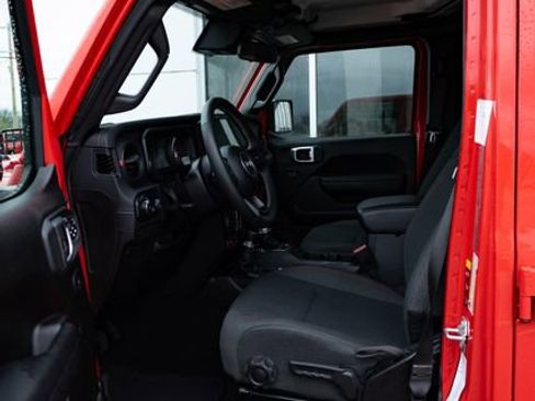 Used 2025 Jeep Wrangler Unlimited Rubicon w/ Convenience Group image 10