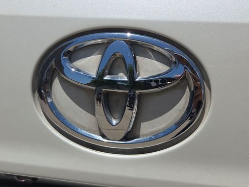 Used 2021 Toyota Highlander XLE FWD image 11