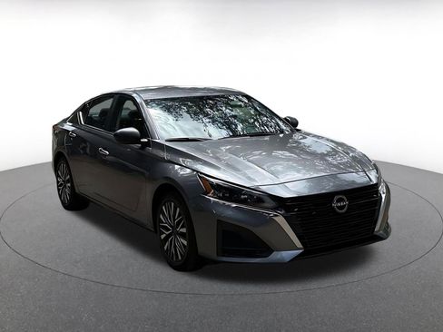 Used 2024 Nissan Altima 2.5 SV FWD image 1