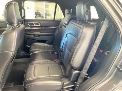 Used 2019 Ford Explorer Platinum image 11