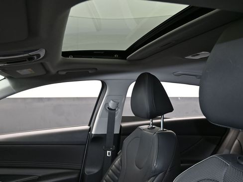 Used 2023 Hyundai Elantra Limited w/ Cargo Package image 11