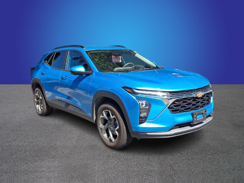 Used 2025 Chevrolet Trax LT FWD image 2