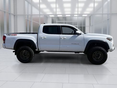 Used 2016 Toyota Tacoma TRD Off-Road w/ Premium & Technology Package image 7