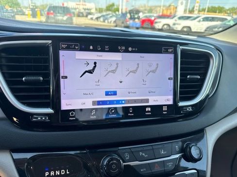 Used 2024 Chrysler Pacifica Touring-L FWD image 14