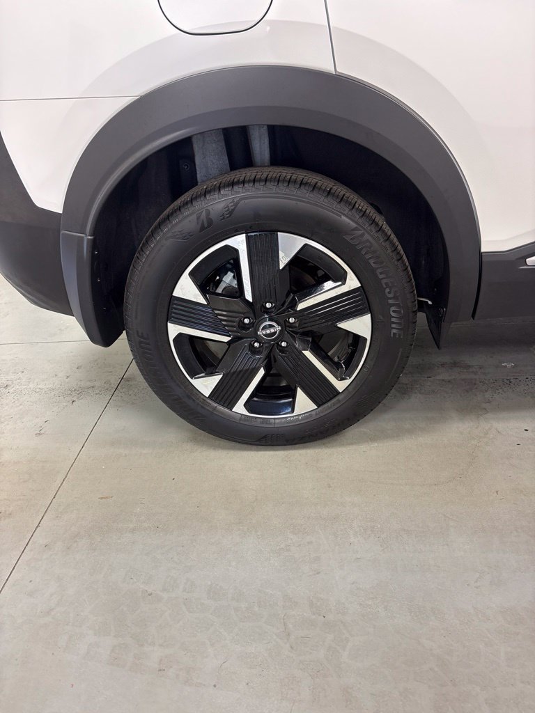 Used 2025 Nissan Kicks SR FWD image 29