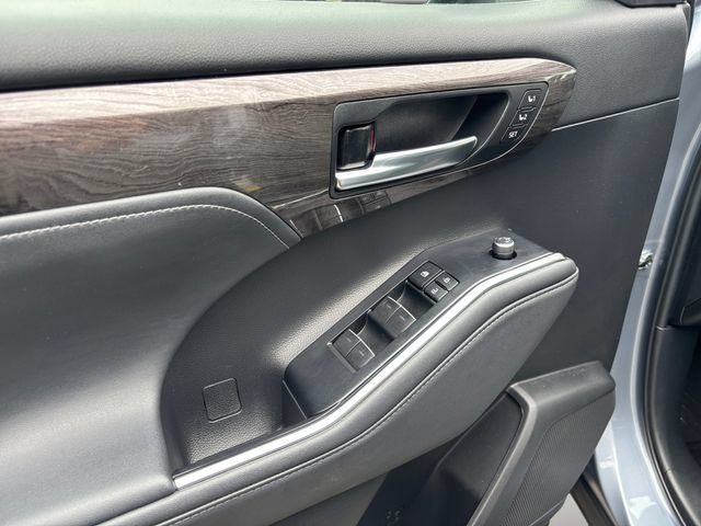 Used 2022 Toyota Highlander Limited AWD/4WD image 10