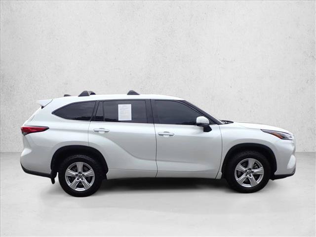 Used 2022 Toyota Highlander LE AWD/4WD image 5