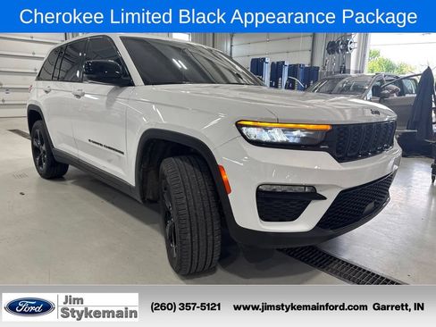 Used 2024 Jeep Grand Cherokee Limited w/ Black Appearance Package AWD/4WD image 9