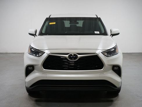 Certified 2024 Toyota Highlander LE image 2