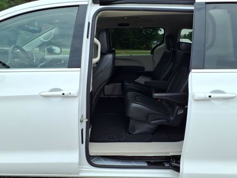 Used 2024 Chrysler Pacifica Touring-L FWD image 5