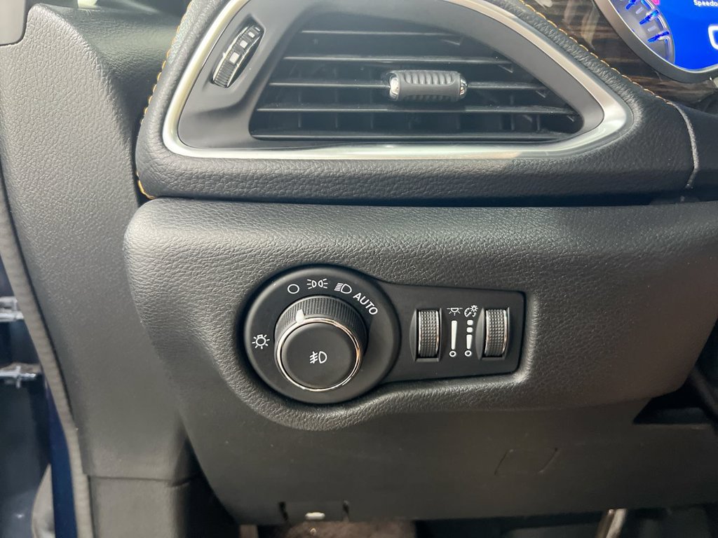 Used 2023 Chrysler Pacifica Pinnacle AWD/4WD image 19