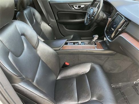 Used 2020 Volvo S60 T5 Momentum w/ Premium Package image 34