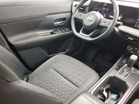 Used 2025 Nissan Kicks SV AWD/4WD image 9
