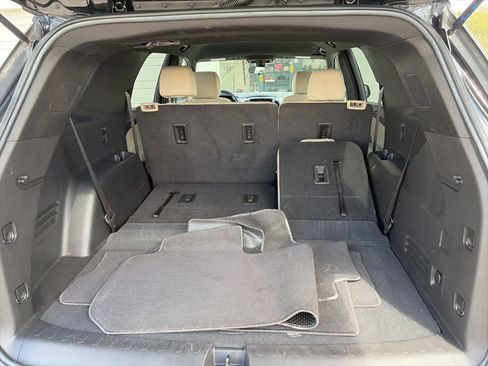 Used 2022 Chevrolet Traverse LS FWD image 18