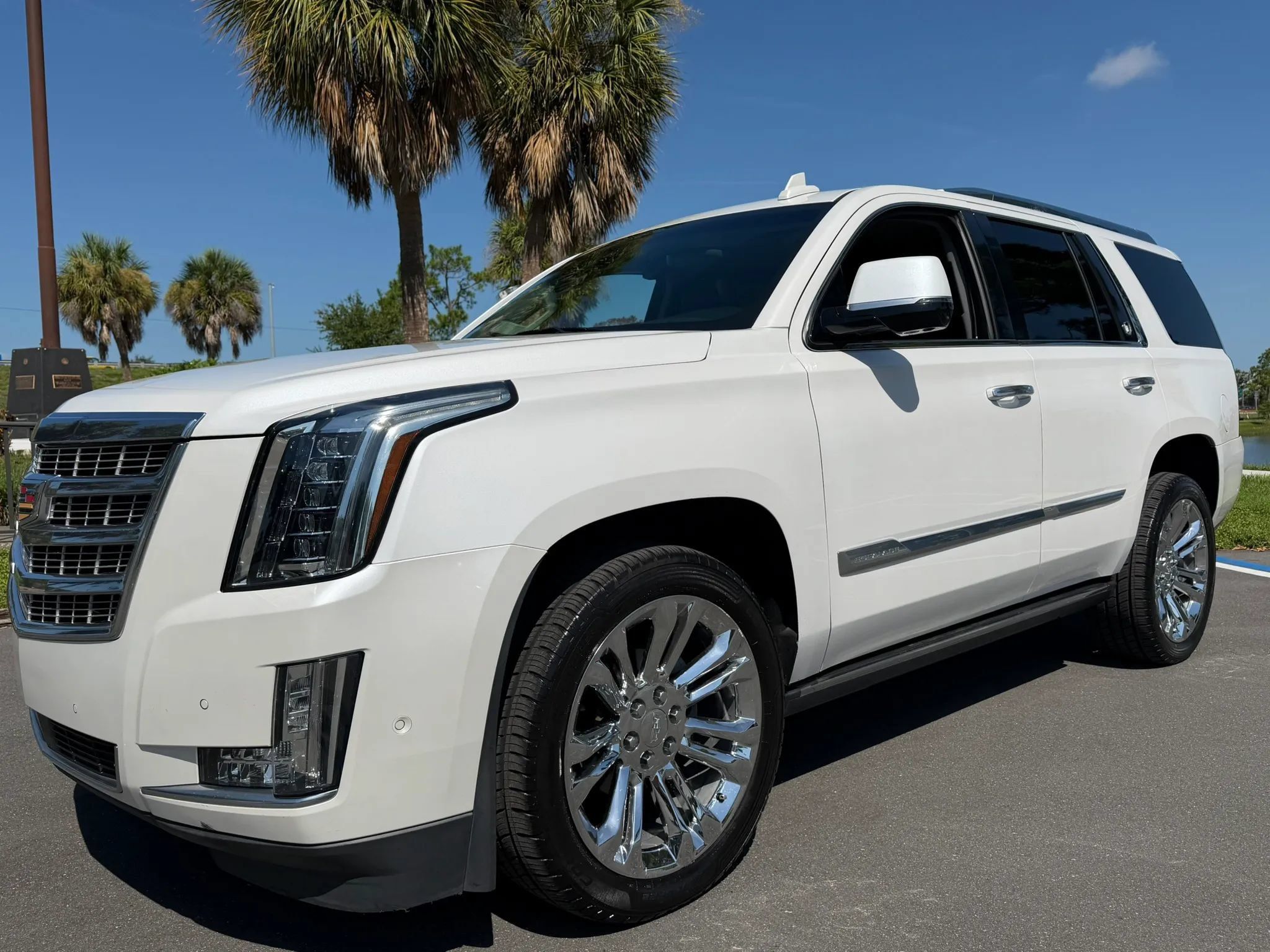 Used 2018 Cadillac Escalade Premium Luxury w/ LPO, Radiant Package RWD image 3
