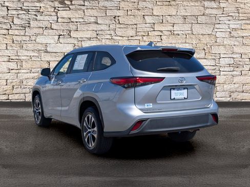 Used 2023 Toyota Highlander XLE image 7