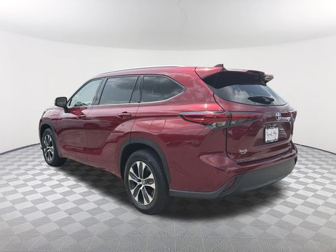 Used 2022 Toyota Highlander XLE FWD image 3