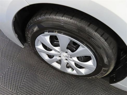 Used 2024 Toyota Corolla SE FWD image 6