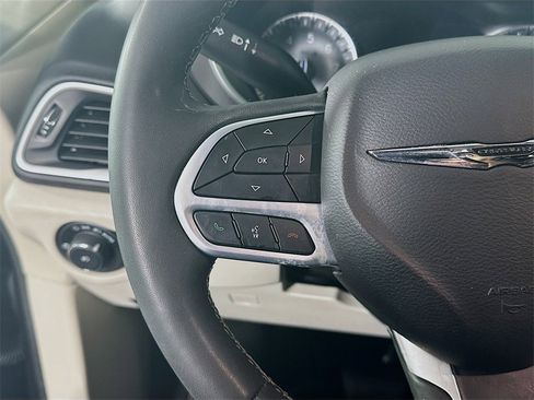 Used 2023 Chrysler Pacifica Touring-L image 26
