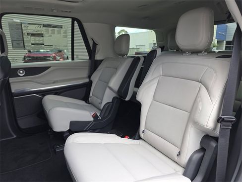 New 2025 Lincoln Navigator Reserve image 16