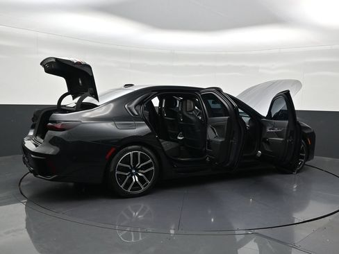 Used 2025 BMW 740i xDrive AWD/4WD image 32