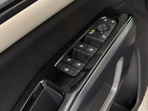 Used 2023 Nissan Pathfinder SL w/ SL Premium Package FWD image 24