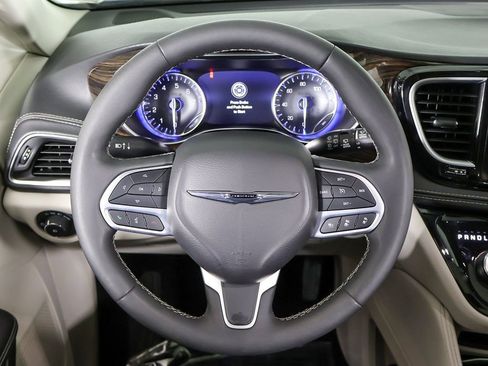 Used 2024 Chrysler Pacifica Limited FWD image 47