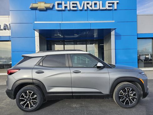 Used 2024 Chevrolet TrailBlazer ACTIV w/ Driver Confidence Package image 2