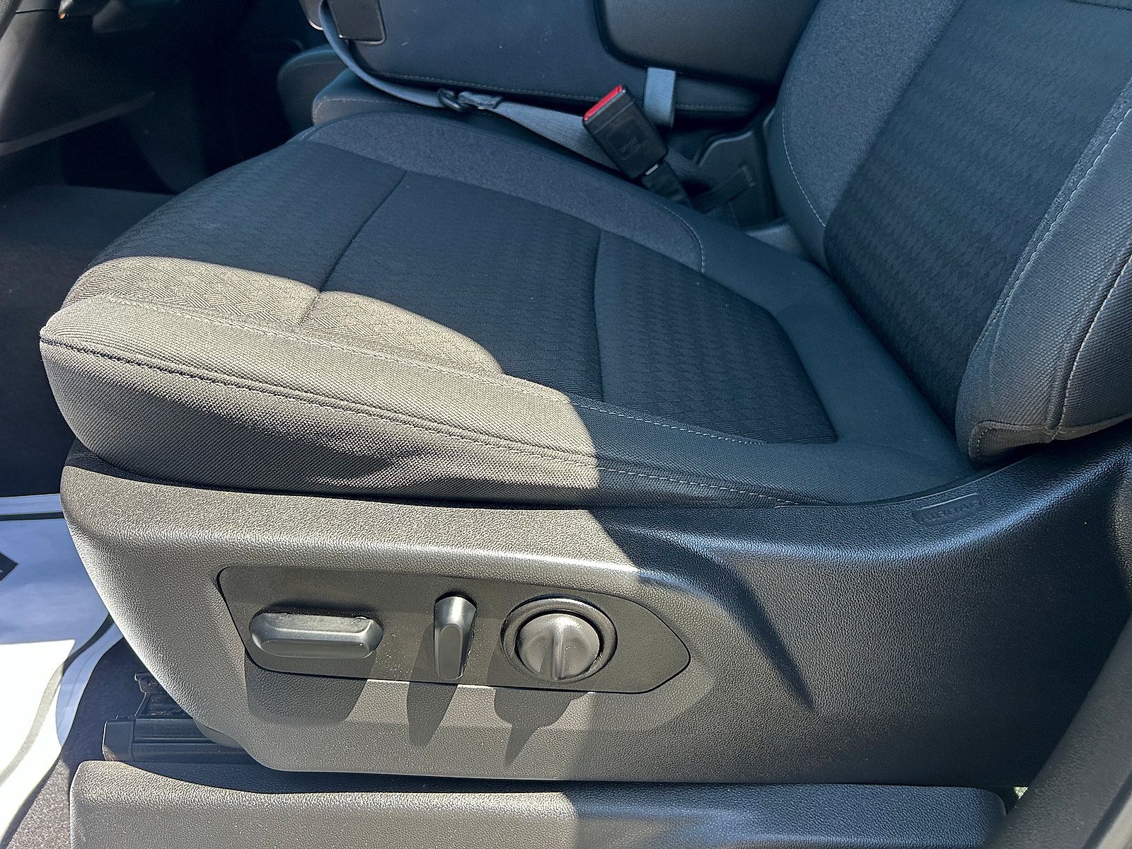 Used 2021 Chevrolet Silverado 1500 LT AWD/4WD image 23