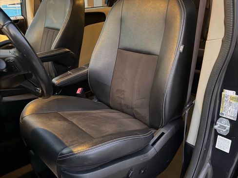 Used 2019 Dodge Grand Caravan SXT image 30