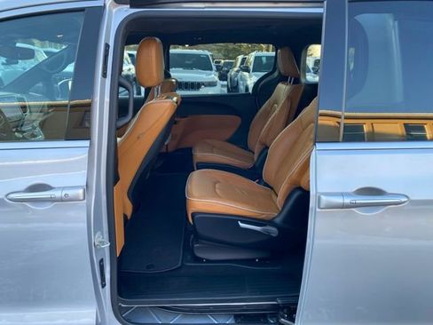 Used 2023 Chrysler Pacifica Pinnacle image 27