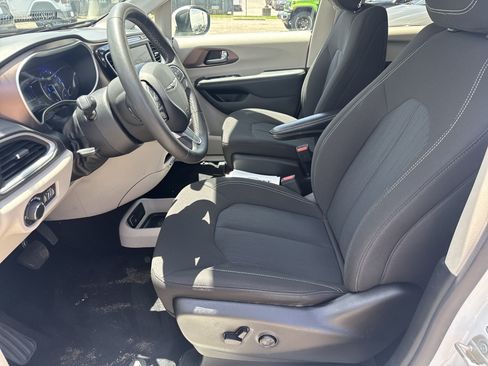 Used 2023 Chrysler Voyager LX FWD image 5