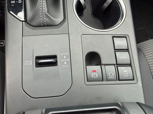 Used 2024 Toyota Highlander LE image 27